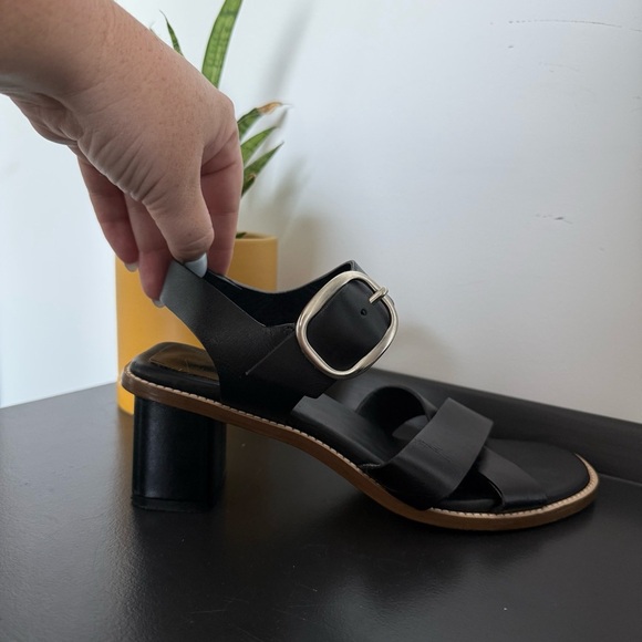 Everlane black Italian leather buckle low block heel sandals - size 7 - Picture 4 of 4